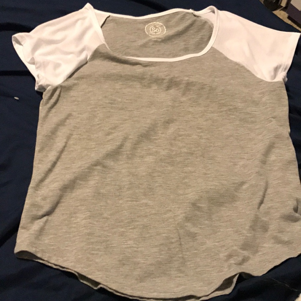 Cute gray t-shirt with white sleeves!